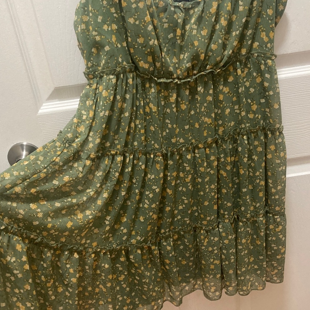 Trixxi Olive Floral Tiered Mini Dress Size Medium - Picture 5 of 6